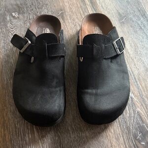 Cliffs by WHITE MOUNTAIN Black Suede Clog Slides with Buckle
Good condition
